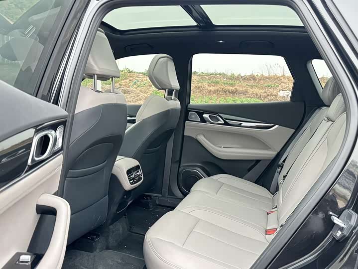 Фото 6 - Geely Atlas L