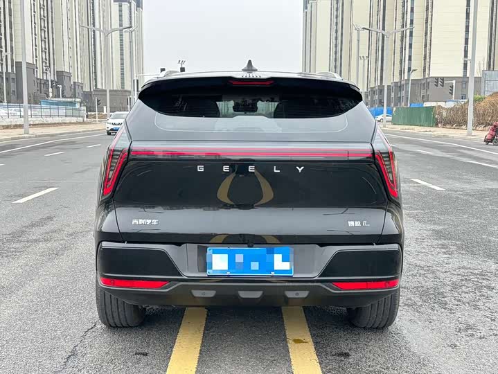 Фото 8 - Geely Atlas L