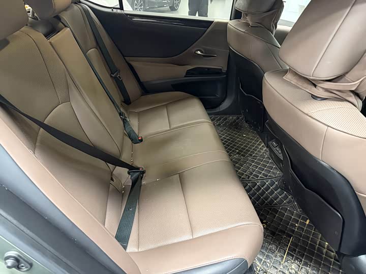 Фото 5 - Lexus ES