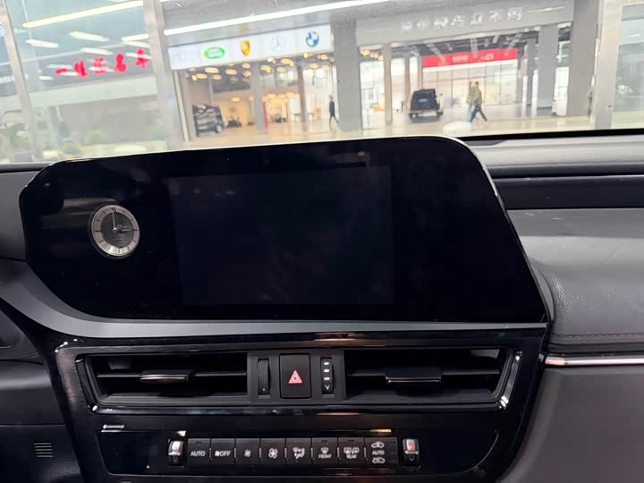 Фото 7 - Lexus ES