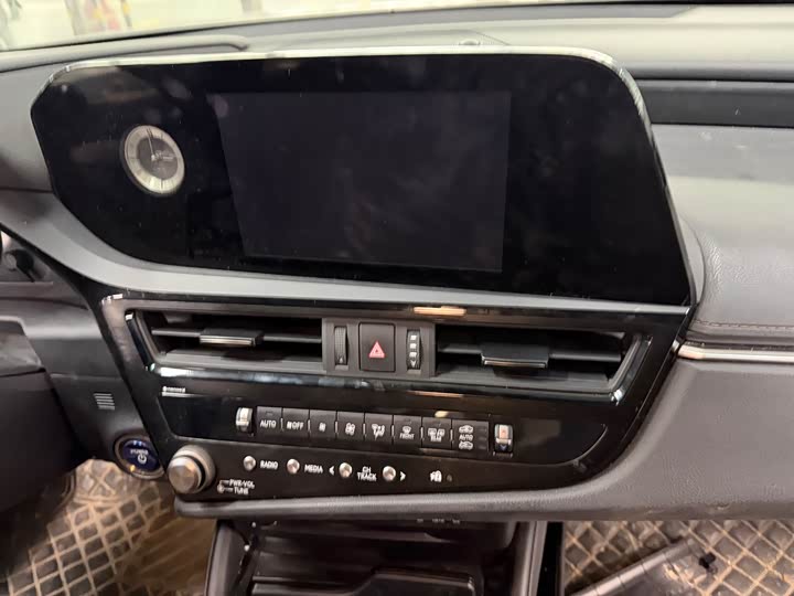 Фото 8 - Lexus ES