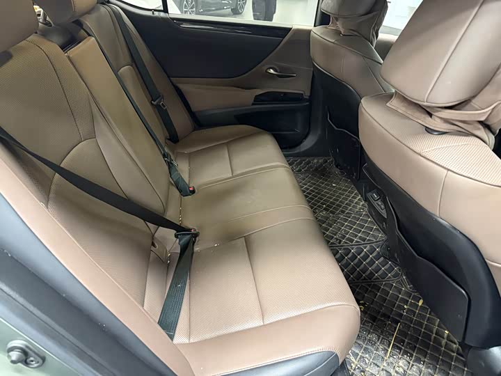 Фото 9 - Lexus ES