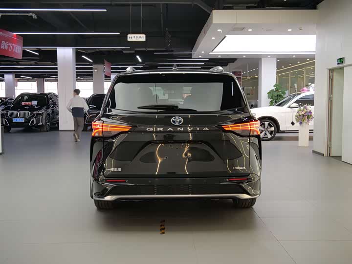 Фото 6 - Toyota Granvia