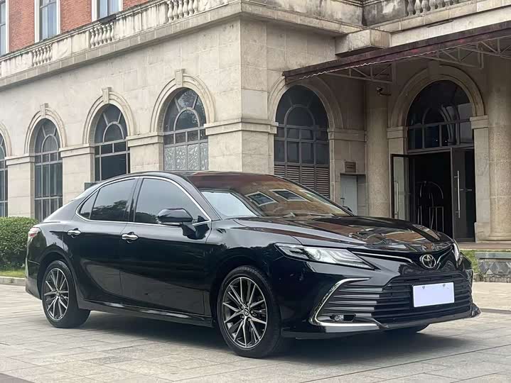 Фото 2 - Toyota Camry