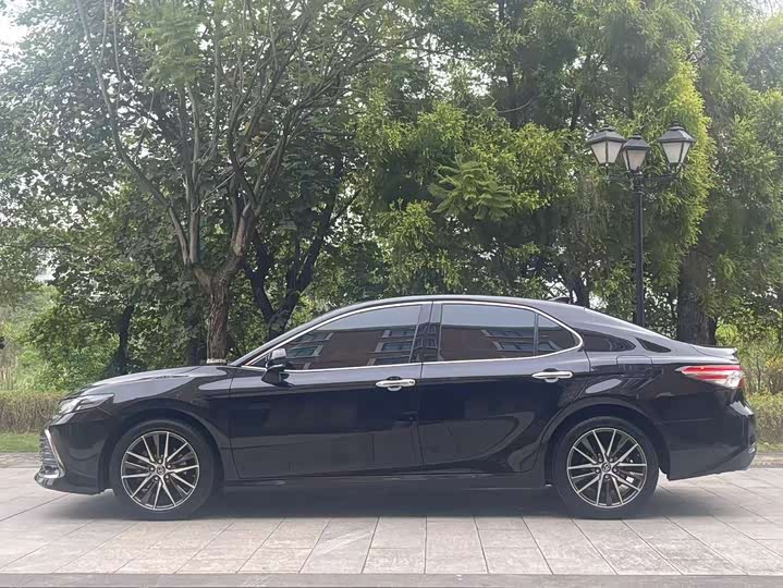 Фото 4 - Toyota Camry