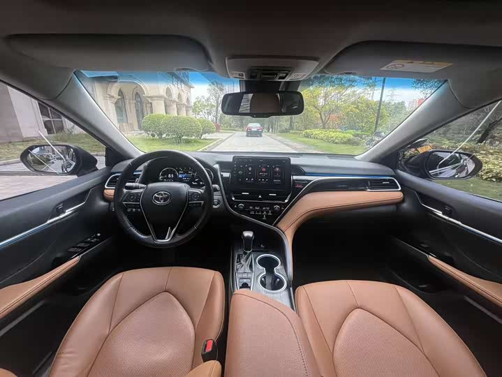 Фото 8 - Toyota Camry