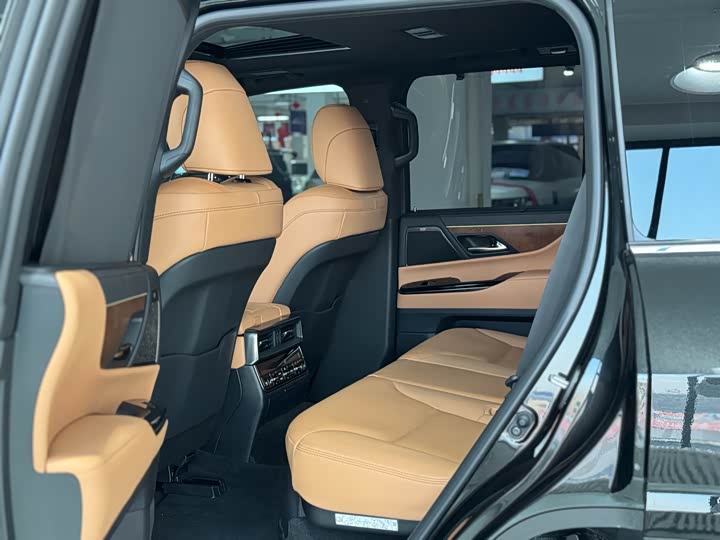 Фото 7 - Lexus LX