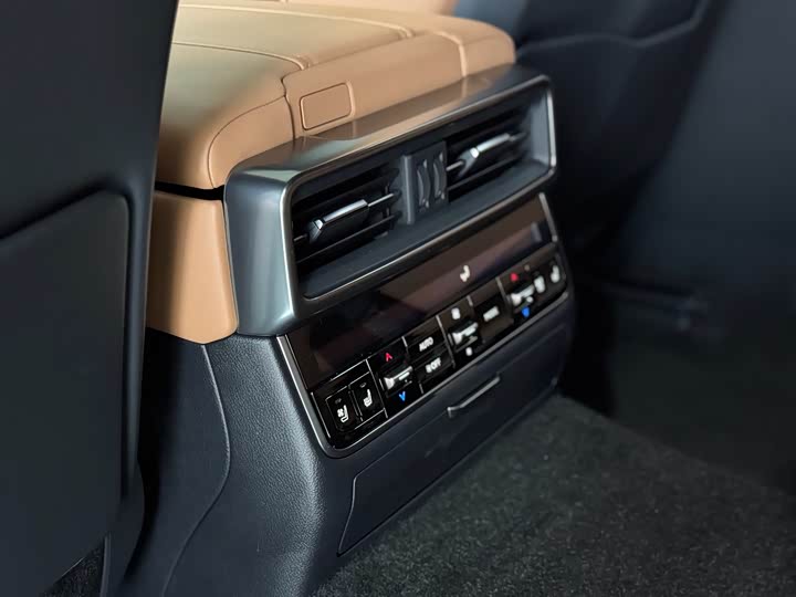 Фото 8 - Lexus LX