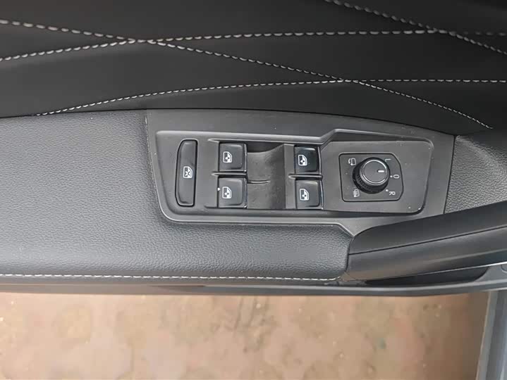 Фото 7 - Volkswagen Tiguan L Pro