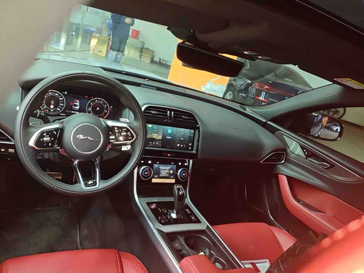 Фото 2 - Jaguar XE L