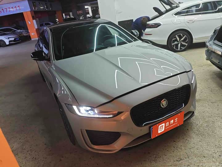 Фото 4 - Jaguar XE L