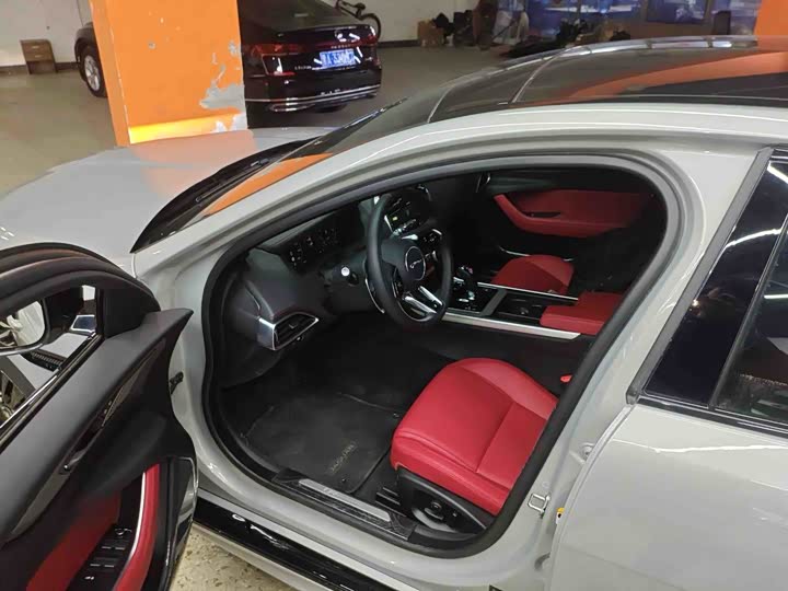 Фото 6 - Jaguar XE L