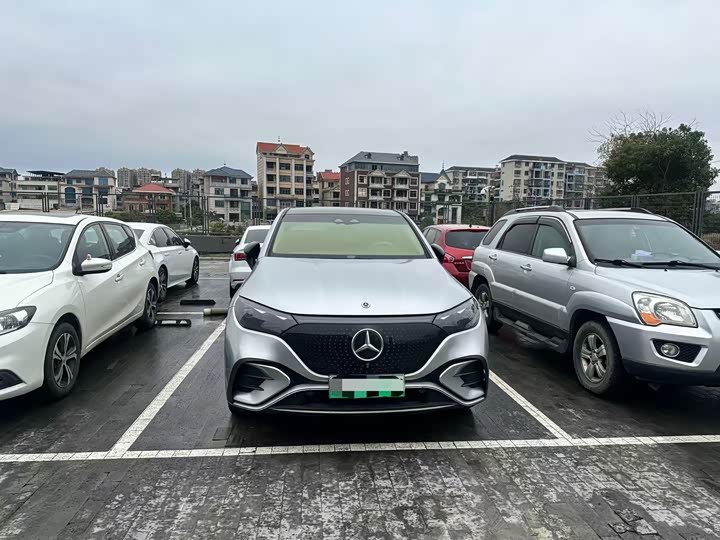 Photo 2 - Mercedes-Benz EQE SUV