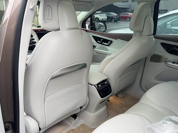 Photo 6 - Mercedes-Benz EQE SUV