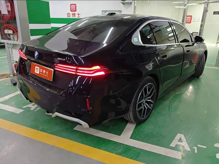 Photo 2 - BMW i5