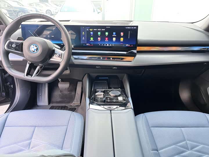 Фото 8 - BMW i5
