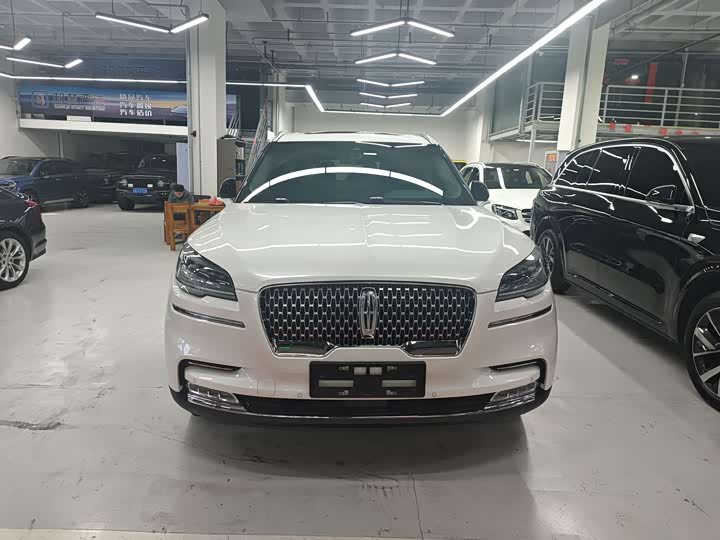 Фото 2 - Lincoln Aviator