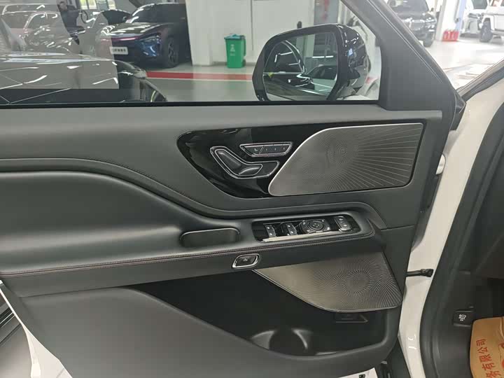 Фото 4 - Lincoln Aviator