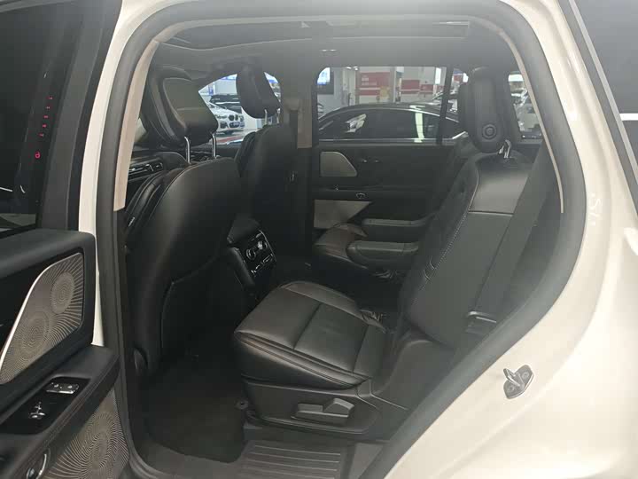 Фото 8 - Lincoln Aviator