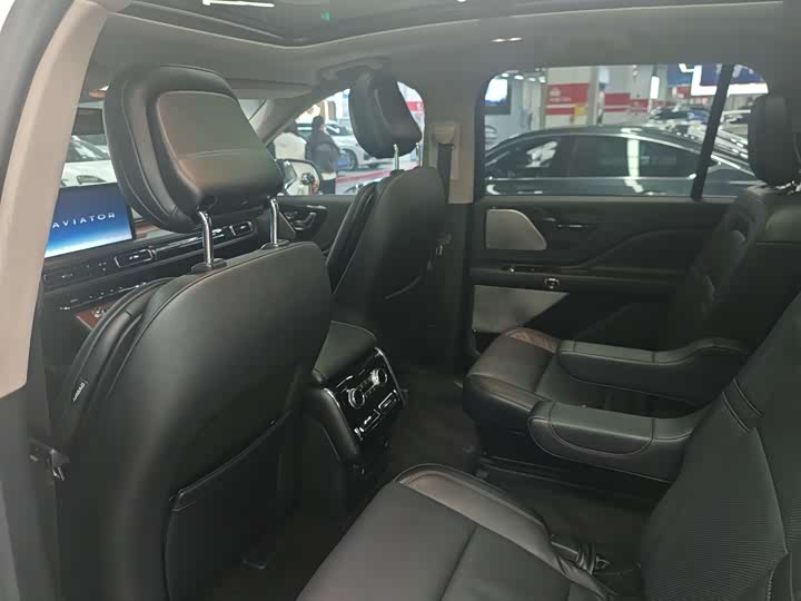 Фото 9 - Lincoln Aviator