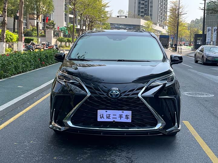 Photo 2 - Toyota Sienna