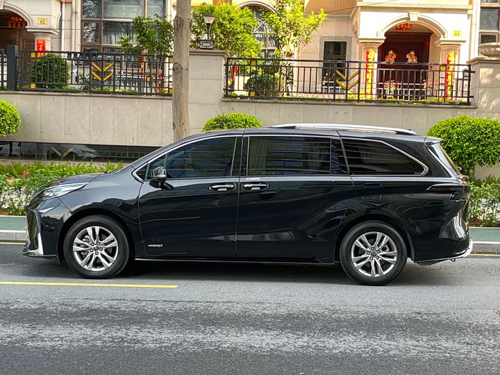 Photo 7 - Toyota Sienna