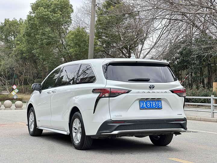 Photo 2 - Toyota Granvia