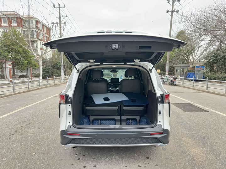 Photo 3 - Toyota Granvia