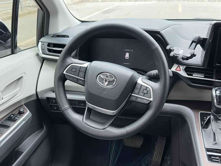 Photo 4 - Toyota Granvia