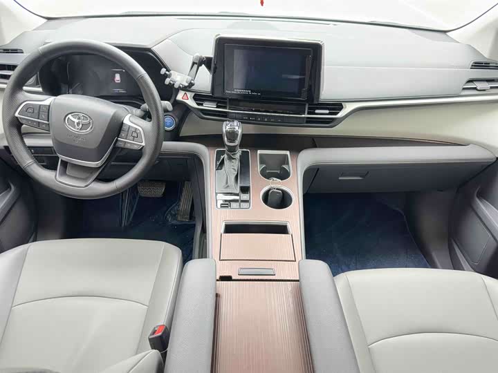 Photo 5 - Toyota Granvia