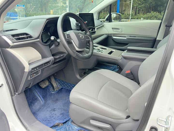 Photo 9 - Toyota Granvia