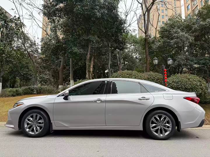Photo 3 - Toyota Avalon