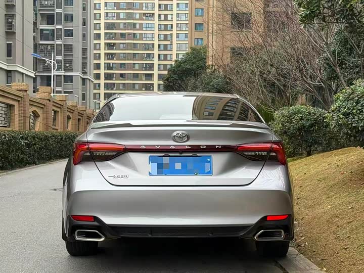 Photo 5 - Toyota Avalon