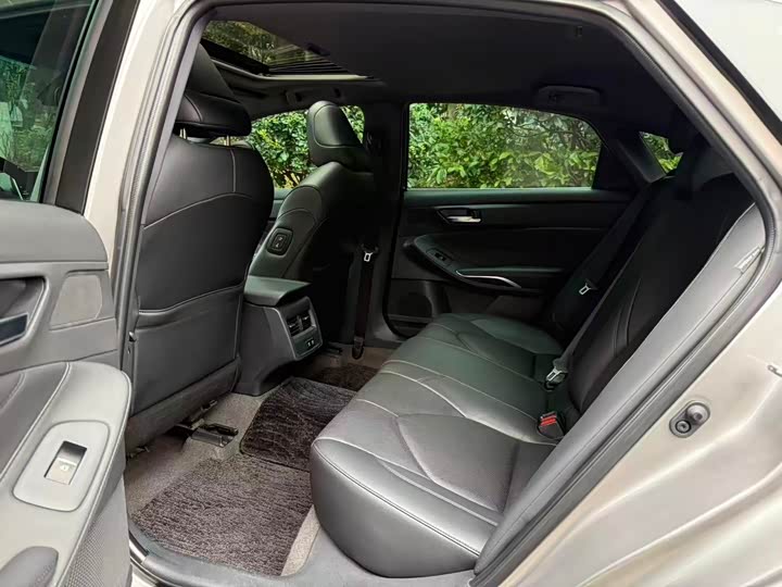 Photo 7 - Toyota Avalon