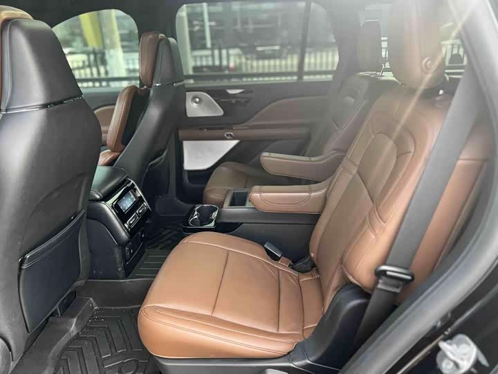 Фото 8 - Lincoln Aviator