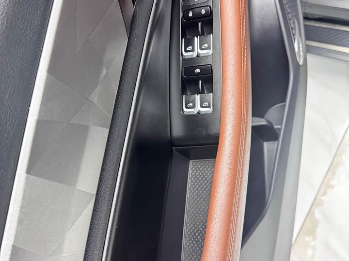 Фото 7 - Geely Vision X6