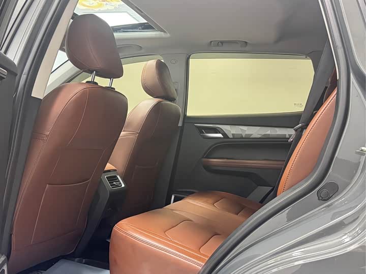 Фото 9 - Geely Vision X6