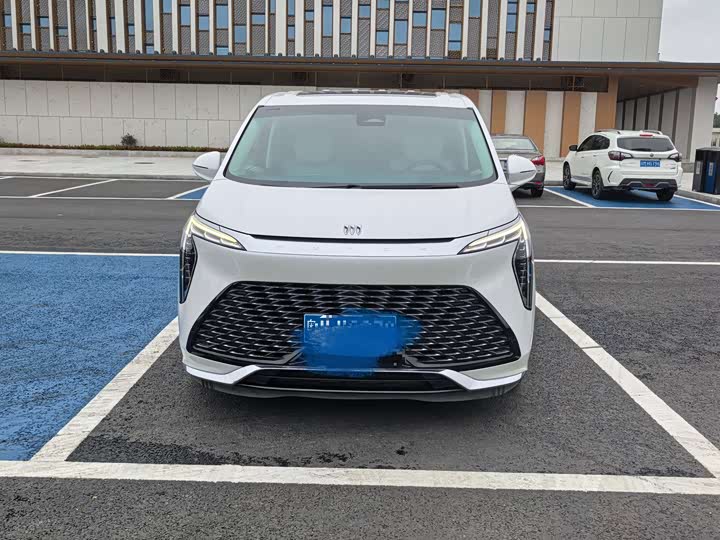 Photo 2 - Buick GL8 Century