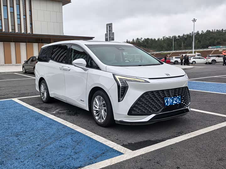 Photo 3 - Buick GL8 Century