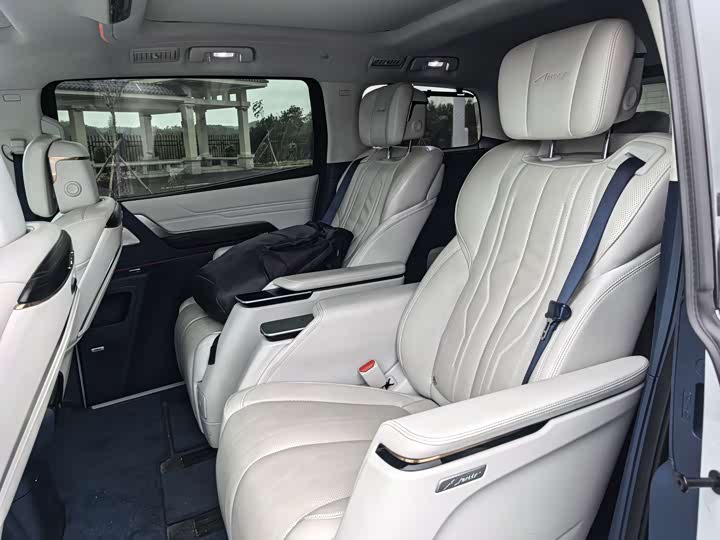 Photo 5 - Buick GL8 Century