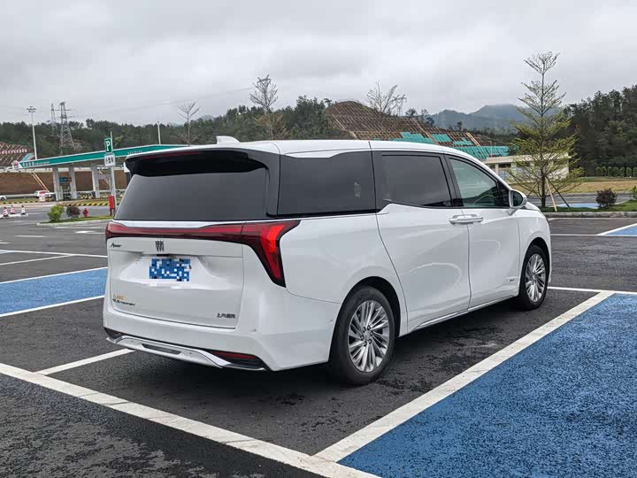 Photo 9 - Buick GL8 Century