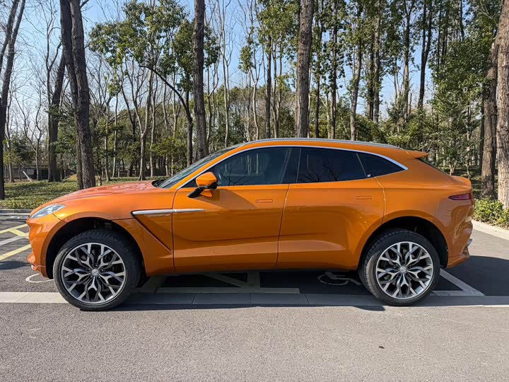 Photo 3 - Aston Martin DBX
