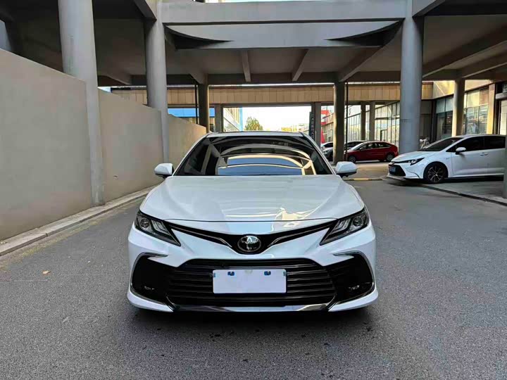 Фото 2 - Toyota Camry
