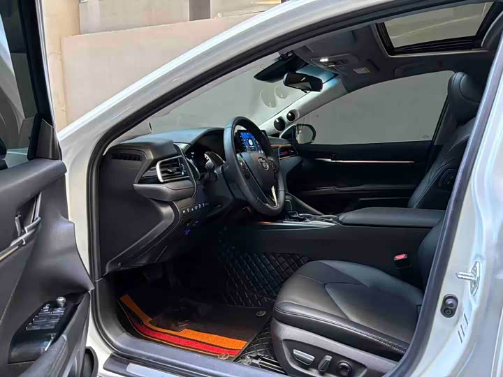 Фото 6 - Toyota Camry