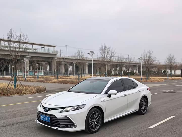 Фото 2 - Toyota Camry