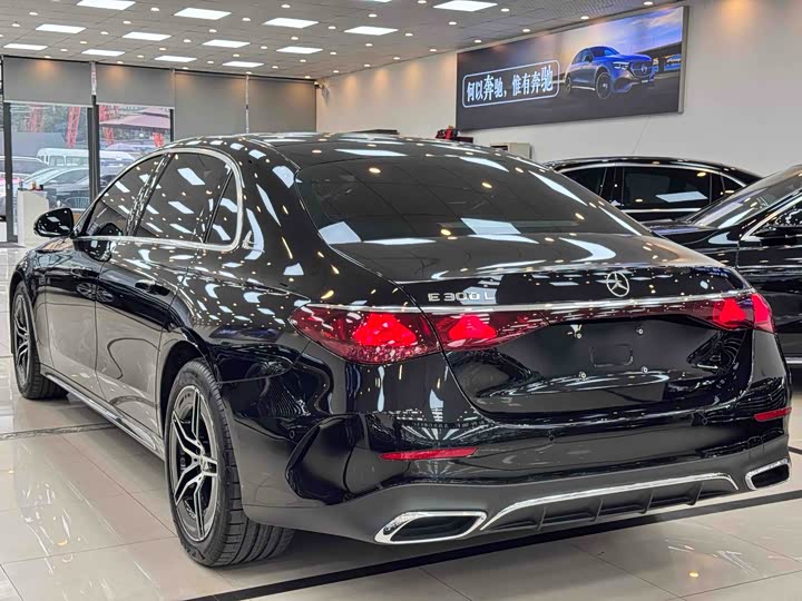 Фото 3 - Mercedes-Benz E-Class