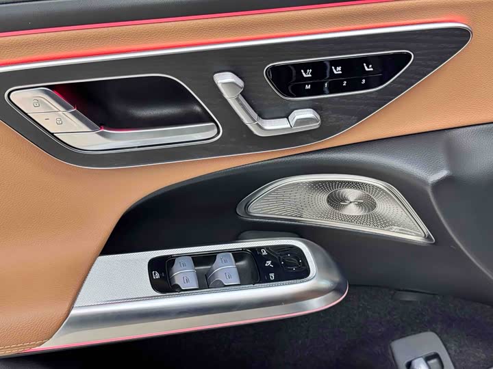 Фото 9 - Mercedes-Benz E-Class