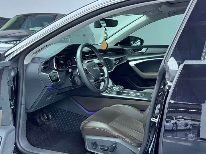 Фото 6 - Audi A7L