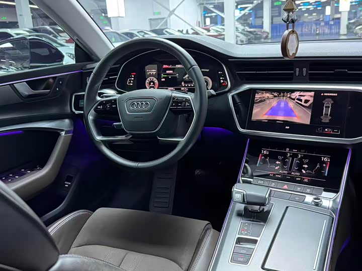 Фото 9 - Audi A7L