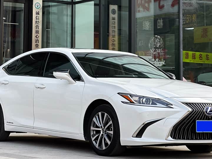 Фото 1 - Lexus ES